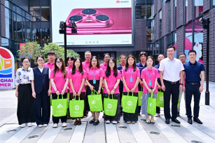 “夏送清凉”关怀鼓干劲