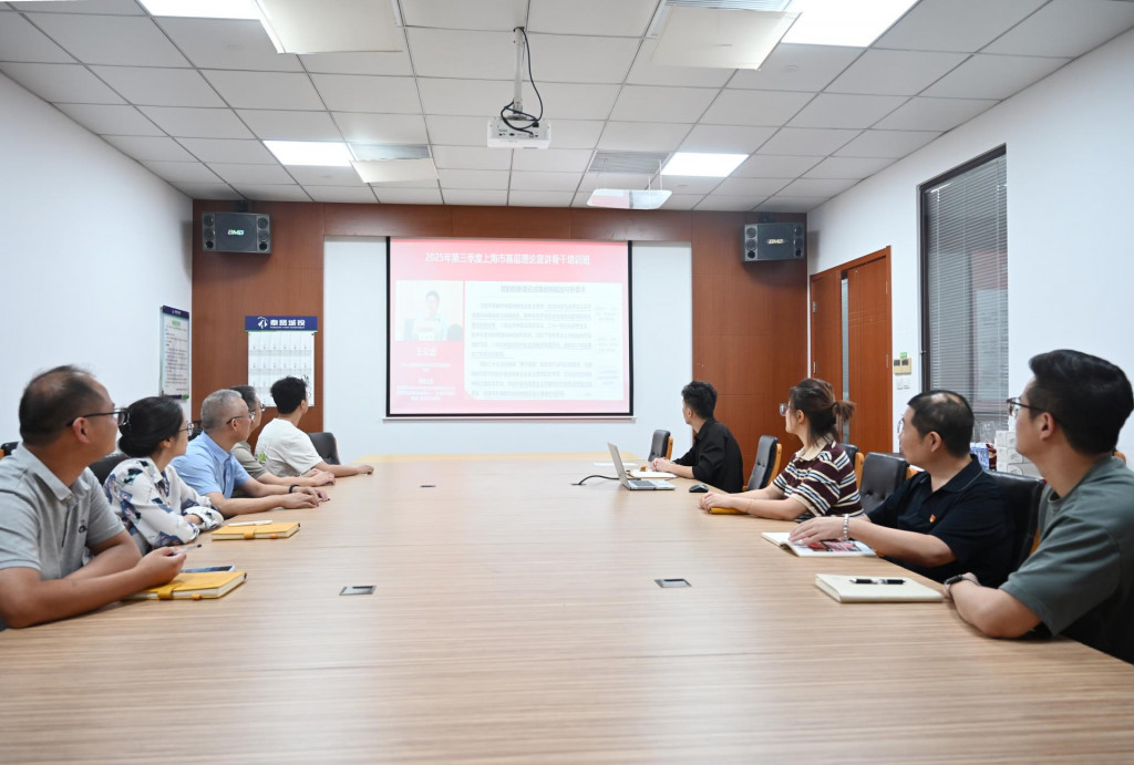 城投公司党员观看培训照片1